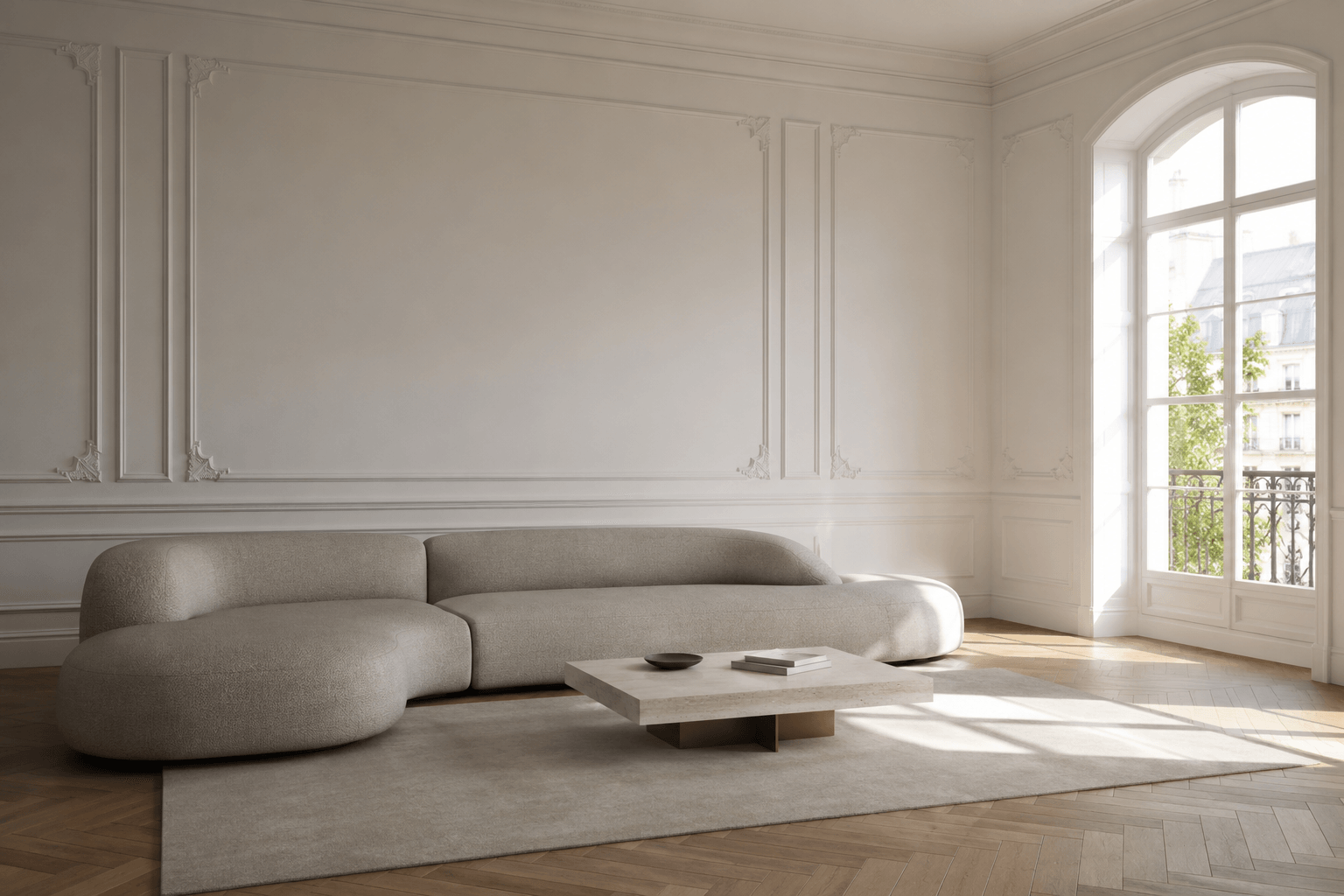 Salon d'accueil de la maison Lonvia, lumière naturelle et moulures claires